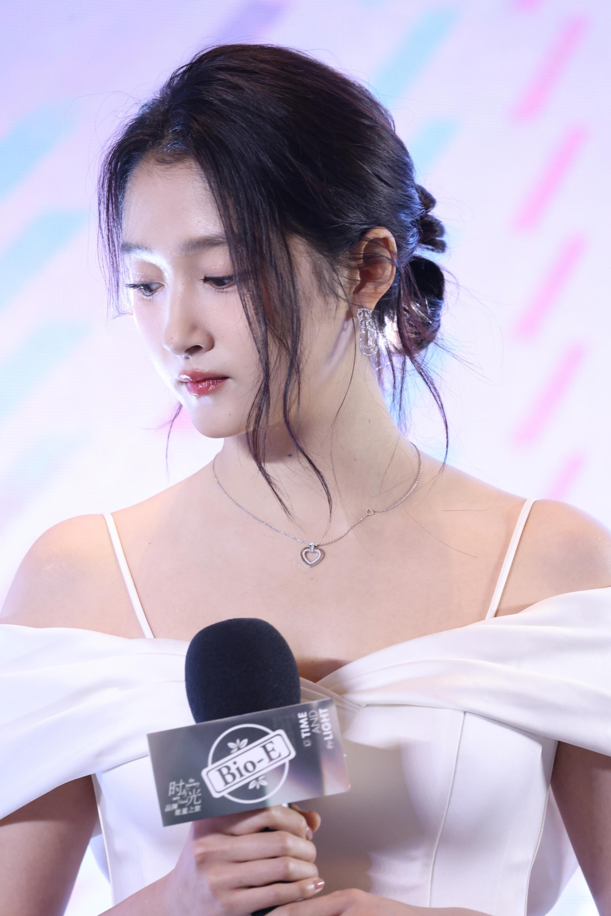 关晓彤右侧脸漏香肩现场生图照[6]